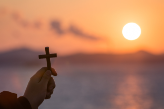 Jose Eduardo De Oliveira e Silva reflete sobre a Missa como sacrifício: presença que salva, forma a consciência e envia em missão.