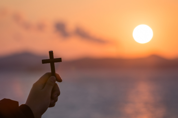 Jose Eduardo De Oliveira e Silva reflete sobre a Missa como sacrifício: presença que salva, forma a consciência e envia em missão.