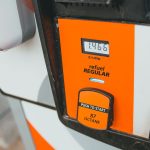 Detalhe de uma bomba de combustível exibindo o preço e a octanagem da gasolina.