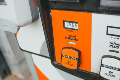 Detalhe de uma bomba de combustível exibindo o preço e a octanagem da gasolina.