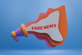 Ilustração 3D de um megafone colorido com a expressão “Fake News”, representando a disseminação de desinformação nos meios digitais.